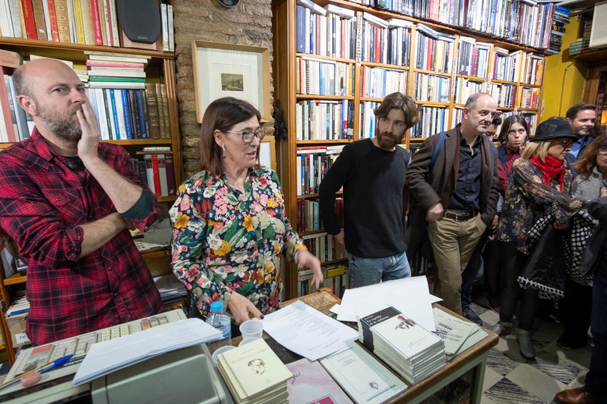 Granada se vistió de versos en un día en que casi 60 autores leyeron obras propias y ajenas en 25 establecimientos