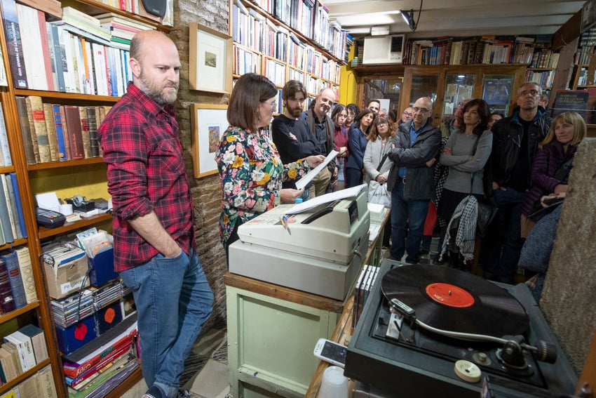 Granada se vistió de versos en un día en que casi 60 autores leyeron obras propias y ajenas en 25 establecimientos