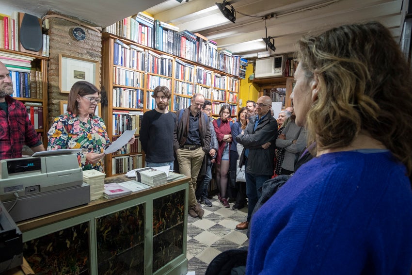 Granada se vistió de versos en un día en que casi 60 autores leyeron obras propias y ajenas en 25 establecimientos