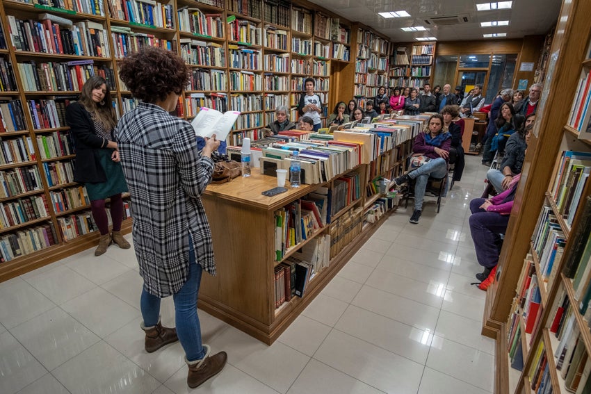 Granada se vistió de versos en un día en que casi 60 autores leyeron obras propias y ajenas en 25 establecimientos