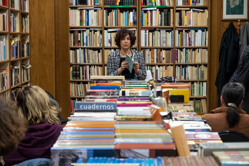 Granada se vistió de versos en un día en que casi 60 autores leyeron obras propias y ajenas en 25 establecimientos