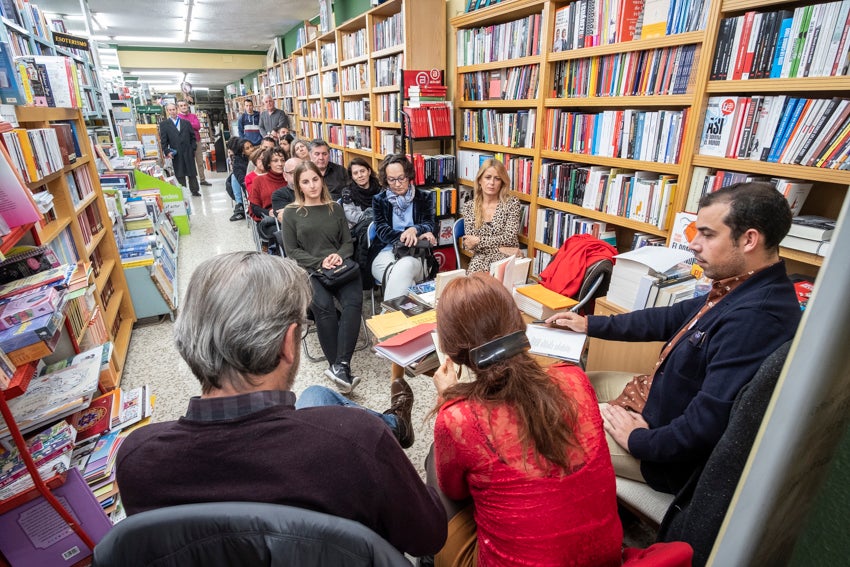 Granada se vistió de versos en un día en que casi 60 autores leyeron obras propias y ajenas en 25 establecimientos