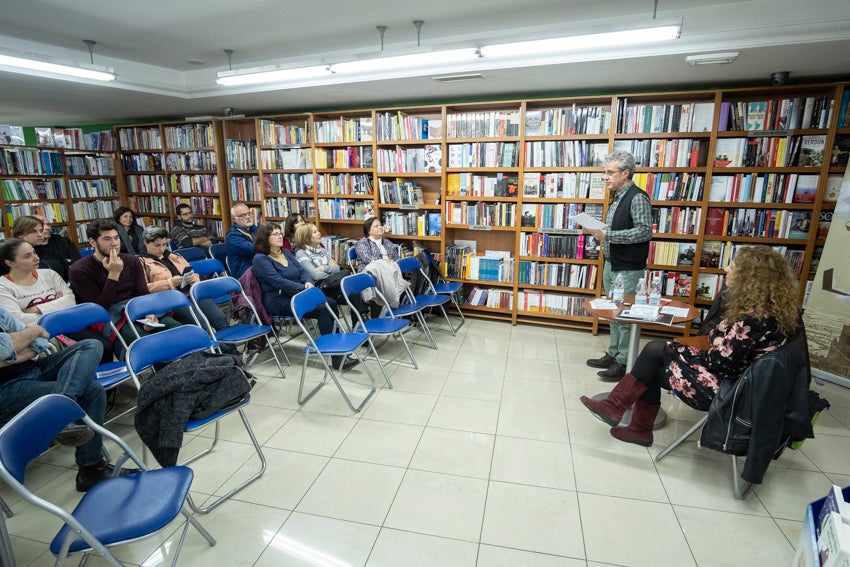 Granada se vistió de versos en un día en que casi 60 autores leyeron obras propias y ajenas en 25 establecimientos