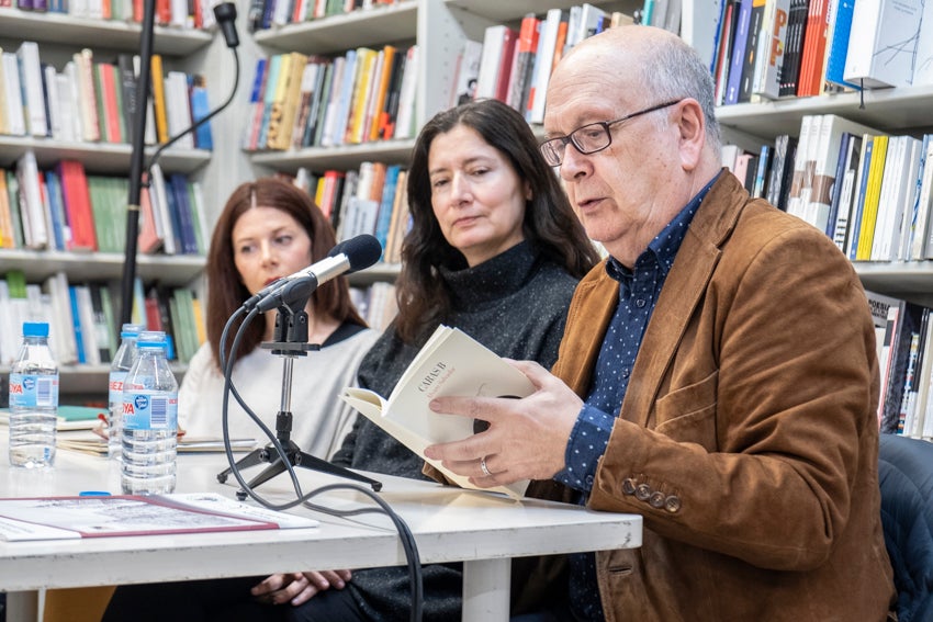 Granada se vistió de versos en un día en que casi 60 autores leyeron obras propias y ajenas en 25 establecimientos