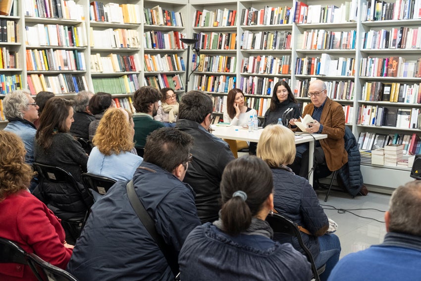 Granada se vistió de versos en un día en que casi 60 autores leyeron obras propias y ajenas en 25 establecimientos
