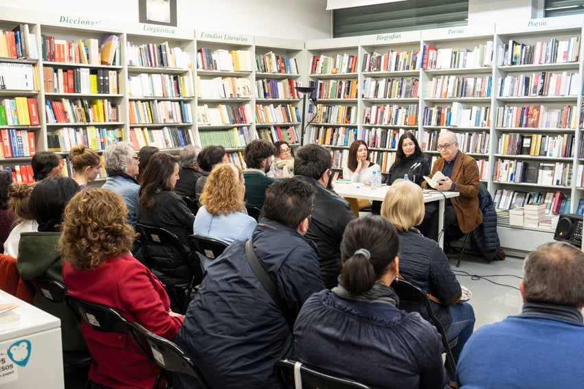 Granada se vistió de versos en un día en que casi 60 autores leyeron obras propias y ajenas en 25 establecimientos