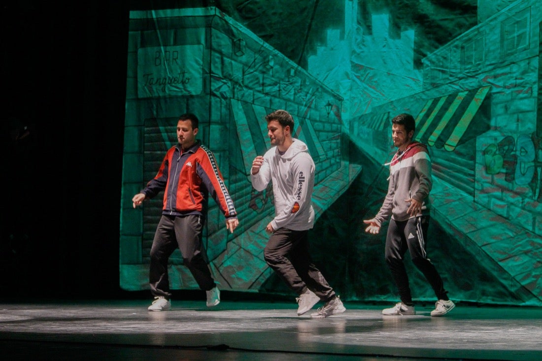 La compañía Sabor de Tango presentó ayer en el teatro Isabel la Católica, en el marco del 31 Festival Internacional de Tango, el montaje 'Tango break fusión' y 'El espectáculo'. También actuaron el cuarteto Proyecto Tamgú con 'Tango al sur' y el pianista Mariano Siccardi. El programa del Festival continuará hoy, a las 21.00 horas en el teatro Isabel la Católica, con Ecos de la XI Cumbre Mundial del Tango de Melilla con Eve Acosta (voz) y Pablo Giménez (guitarra)