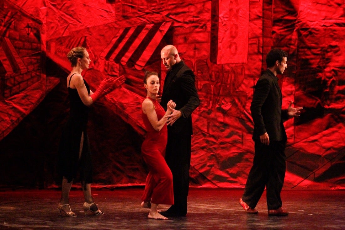 La compañía Sabor de Tango presentó ayer en el teatro Isabel la Católica, en el marco del 31 Festival Internacional de Tango, el montaje 'Tango break fusión' y 'El espectáculo'. También actuaron el cuarteto Proyecto Tamgú con 'Tango al sur' y el pianista Mariano Siccardi. El programa del Festival continuará hoy, a las 21.00 horas en el teatro Isabel la Católica, con Ecos de la XI Cumbre Mundial del Tango de Melilla con Eve Acosta (voz) y Pablo Giménez (guitarra)