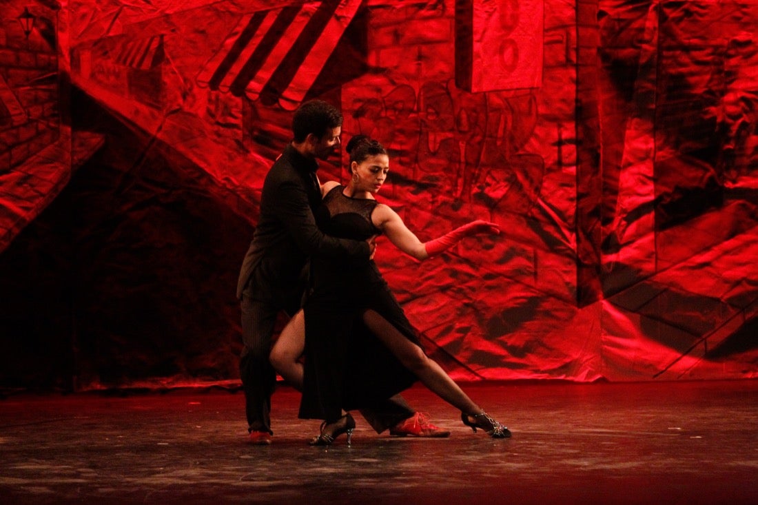 La compañía Sabor de Tango presentó ayer en el teatro Isabel la Católica, en el marco del 31 Festival Internacional de Tango, el montaje 'Tango break fusión' y 'El espectáculo'. También actuaron el cuarteto Proyecto Tamgú con 'Tango al sur' y el pianista Mariano Siccardi. El programa del Festival continuará hoy, a las 21.00 horas en el teatro Isabel la Católica, con Ecos de la XI Cumbre Mundial del Tango de Melilla con Eve Acosta (voz) y Pablo Giménez (guitarra)
