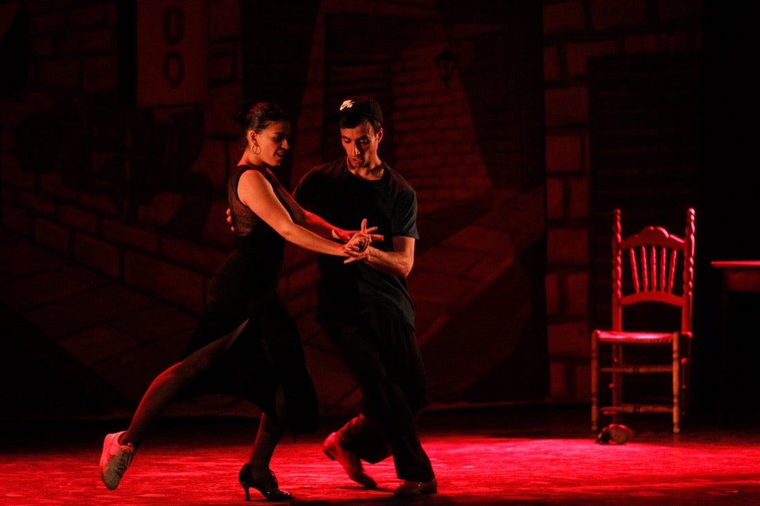 La compañía Sabor de Tango presentó ayer en el teatro Isabel la Católica, en el marco del 31 Festival Internacional de Tango, el montaje 'Tango break fusión' y 'El espectáculo'. También actuaron el cuarteto Proyecto Tamgú con 'Tango al sur' y el pianista Mariano Siccardi. El programa del Festival continuará hoy, a las 21.00 horas en el teatro Isabel la Católica, con Ecos de la XI Cumbre Mundial del Tango de Melilla con Eve Acosta (voz) y Pablo Giménez (guitarra)
