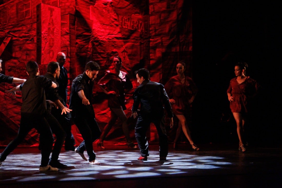 La compañía Sabor de Tango presentó ayer en el teatro Isabel la Católica, en el marco del 31 Festival Internacional de Tango, el montaje 'Tango break fusión' y 'El espectáculo'. También actuaron el cuarteto Proyecto Tamgú con 'Tango al sur' y el pianista Mariano Siccardi. El programa del Festival continuará hoy, a las 21.00 horas en el teatro Isabel la Católica, con Ecos de la XI Cumbre Mundial del Tango de Melilla con Eve Acosta (voz) y Pablo Giménez (guitarra)