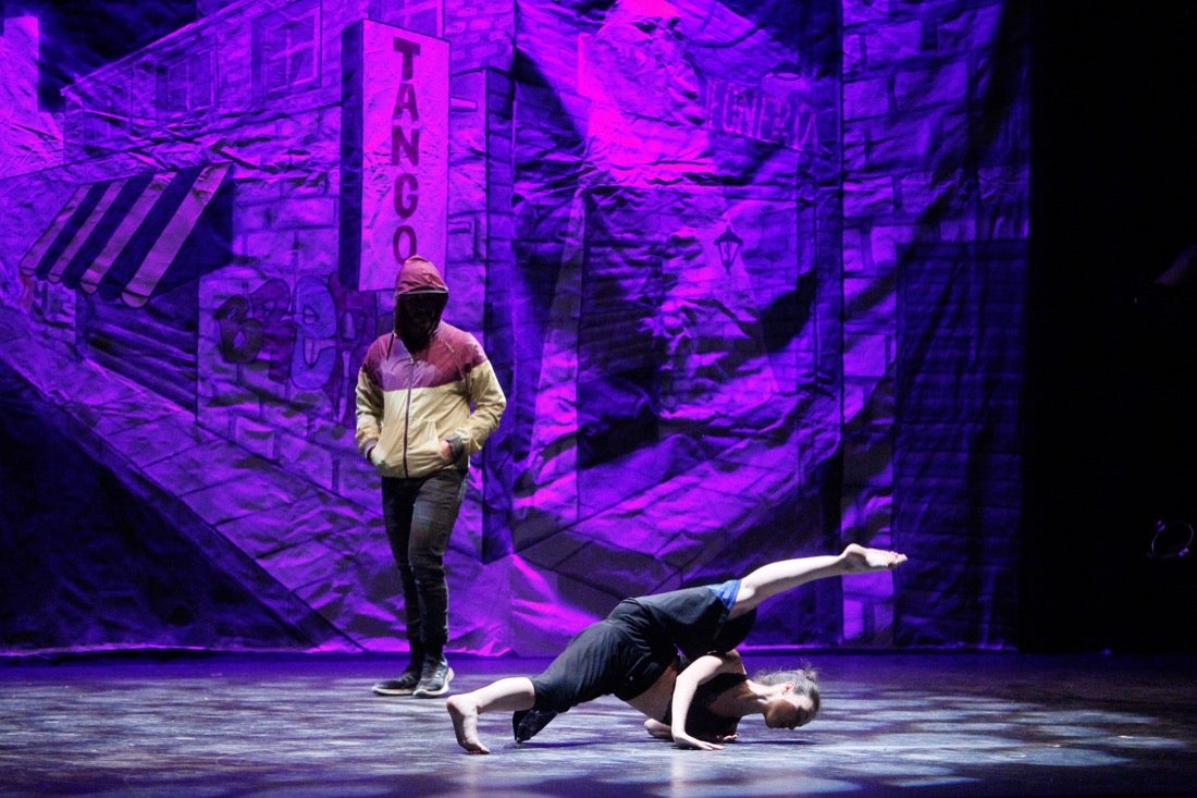 La compañía Sabor de Tango presentó ayer en el teatro Isabel la Católica, en el marco del 31 Festival Internacional de Tango, el montaje 'Tango break fusión' y 'El espectáculo'. También actuaron el cuarteto Proyecto Tamgú con 'Tango al sur' y el pianista Mariano Siccardi. El programa del Festival continuará hoy, a las 21.00 horas en el teatro Isabel la Católica, con Ecos de la XI Cumbre Mundial del Tango de Melilla con Eve Acosta (voz) y Pablo Giménez (guitarra)