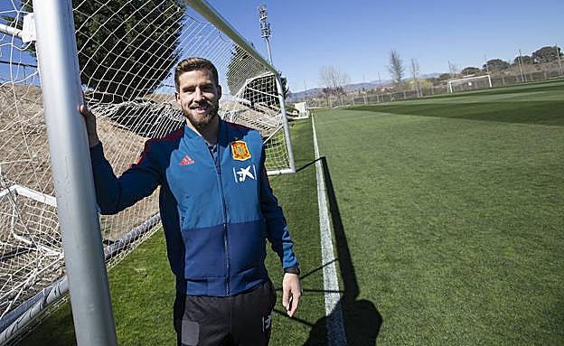 Iñigo Martínez posa durante la entrevista concedida en la Ciudad del Fútbol de Las Rozas. 