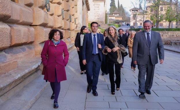 La consejera de Cutura (segunda por la izquierda) junto al alcalde de Granada