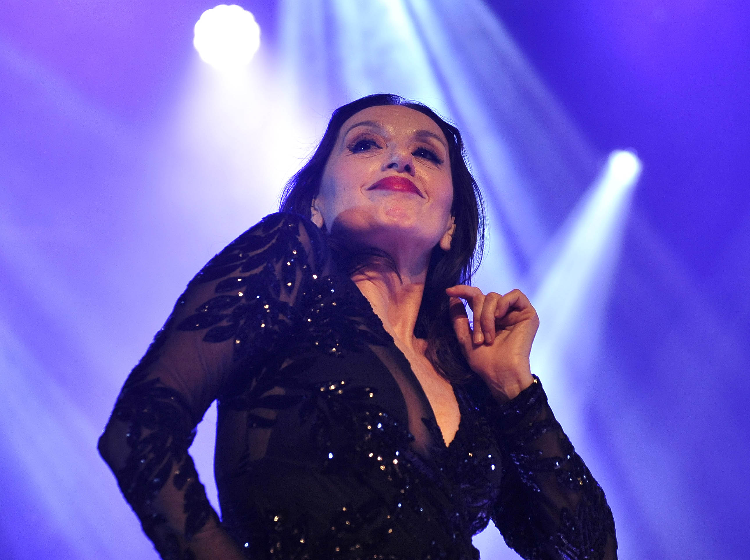 La cantante gallega se llevó de Granada una ovación de más de cinco minutos por el público, que llenó el Palacio de Congresos