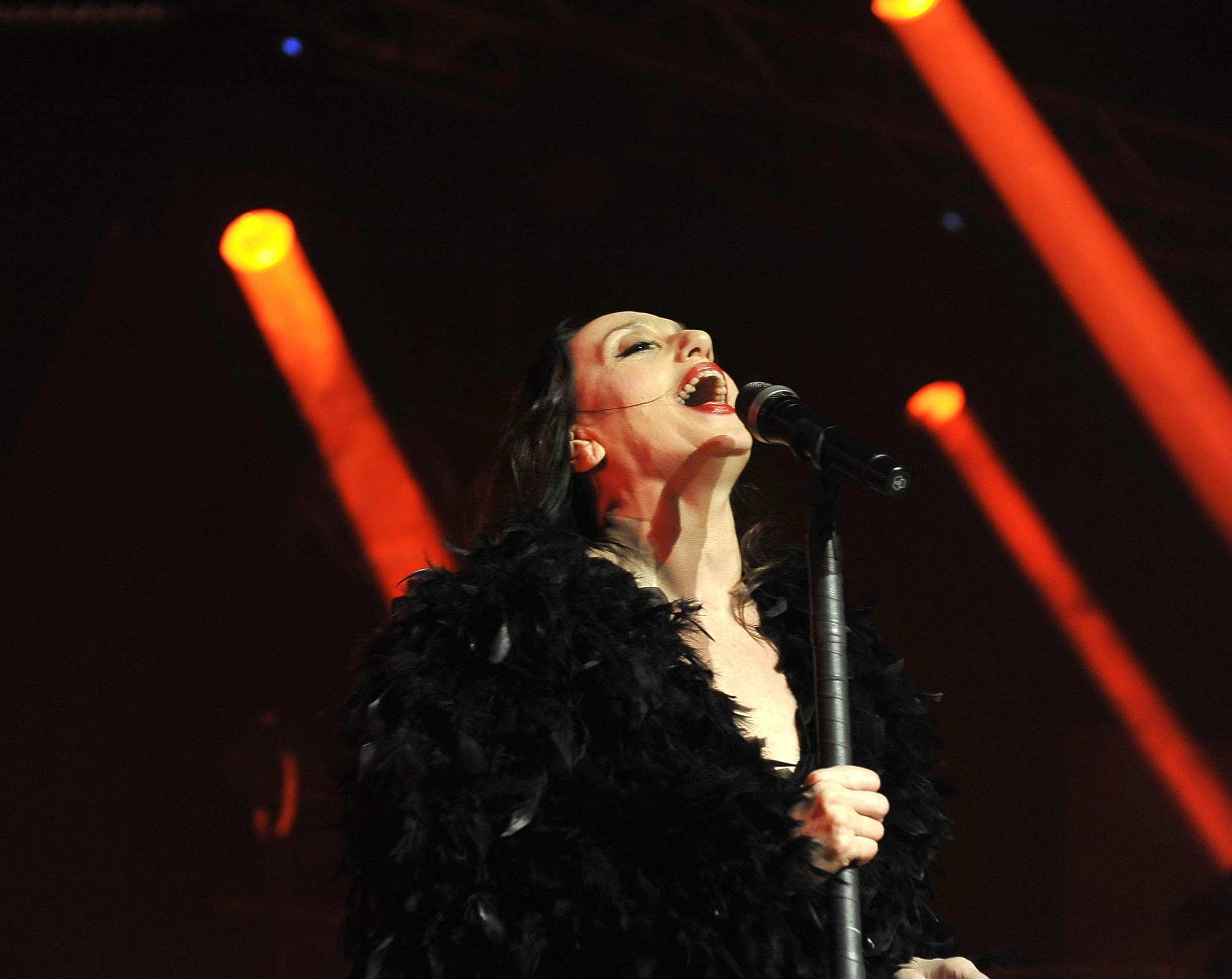 La cantante gallega se llevó de Granada una ovación de más de cinco minutos por el público, que llenó el Palacio de Congresos