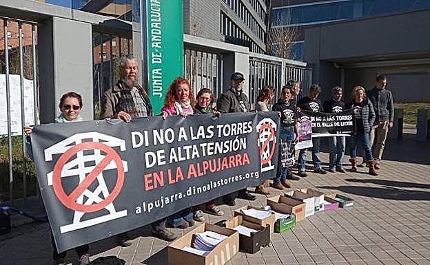 Unos 200 vecinos de la Alpujarra y Valle de Lecrín se concentran en Órgiva contra las torres de alta tensión