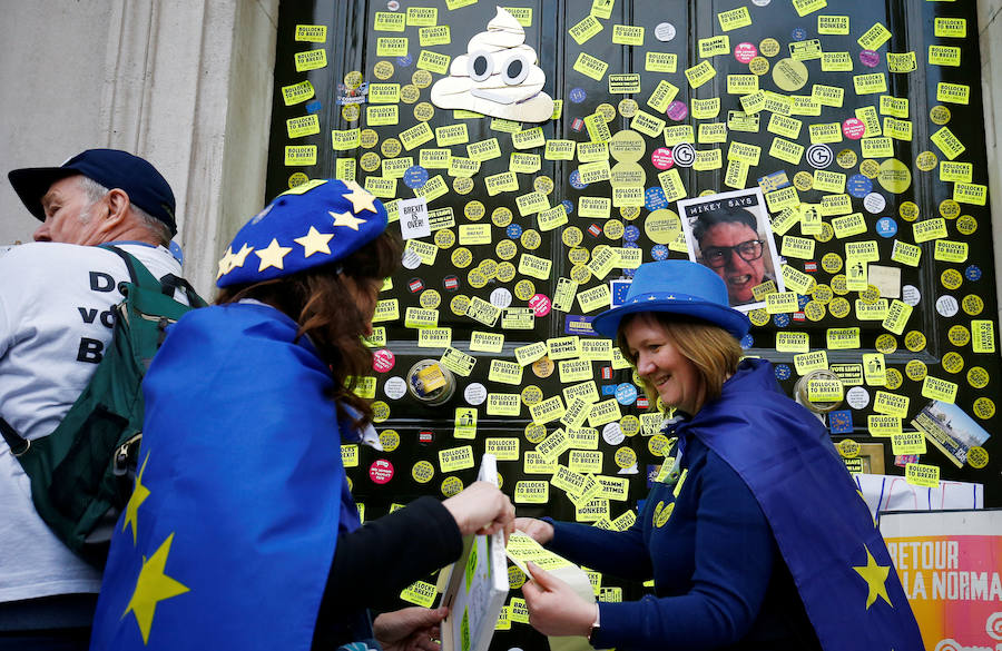 Un millón de británicos, según los organizadores, procedentes de las islas escocesas, de Bristol, Mánchester o Leeds se han manifestado por el centro de Londres para exigir que se celebre un segundo referéndum sobre el 'Brexit'.