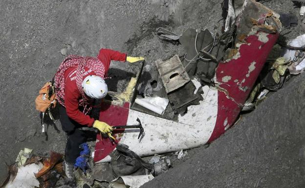 Imagen de las labores de rescate realizadas tras el accidente del avión Germanwings Airbus A320.