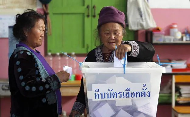 Dos mujeres tailandesas votando.
