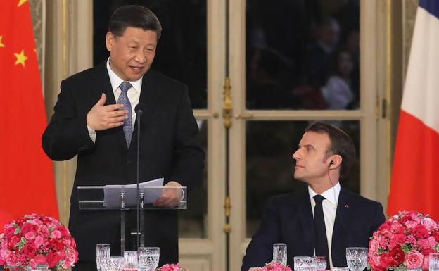 Xi Jinping (i) habla junto a Macron. 