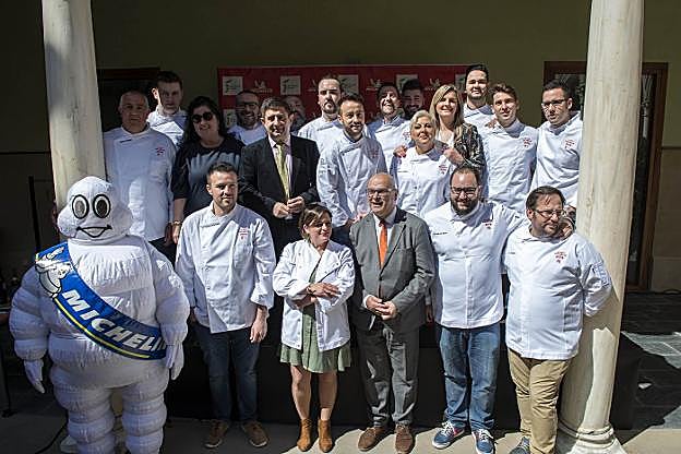 Foto de familia de los cocineros jienenses reconocidos, junto a autoridades y la representante de Michelin, ayer en Baeza.
