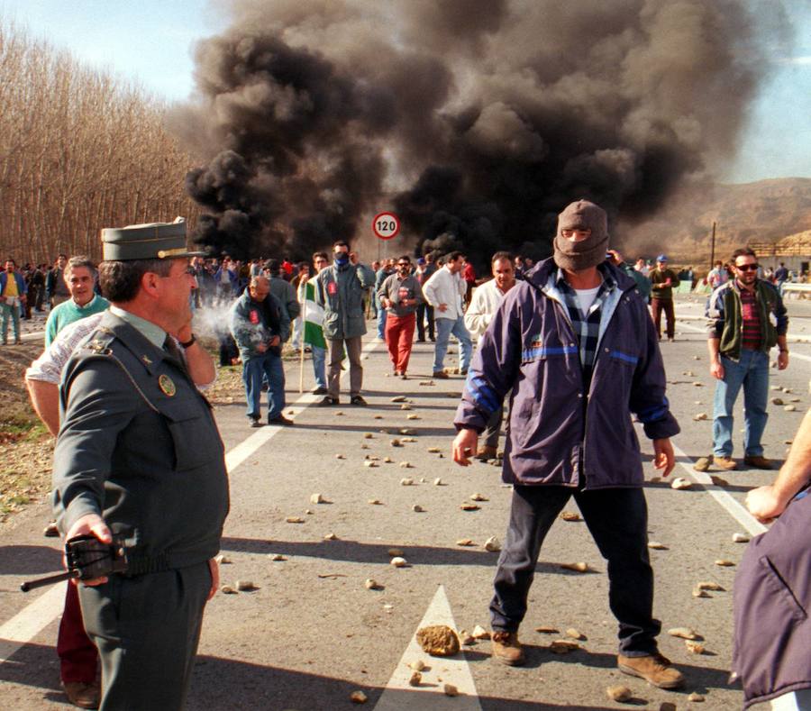 1996. El cierre de las minas de Alquife sacudió a toda la comarca, que se solidarizó con los trabajadores y se comprometió con el futuro. Hubo manifestaciones, asambleas, encierros, protestas y sacrificios. No sirvió de nada. Hasta hoy. 