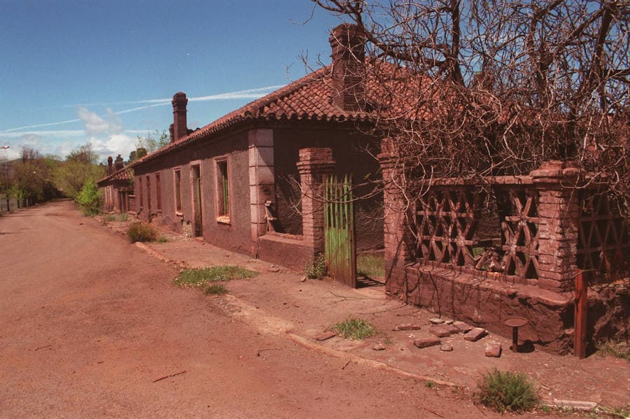 Las viviendas de lo smineros en Alquife, abandonadas, en el año 2000. 