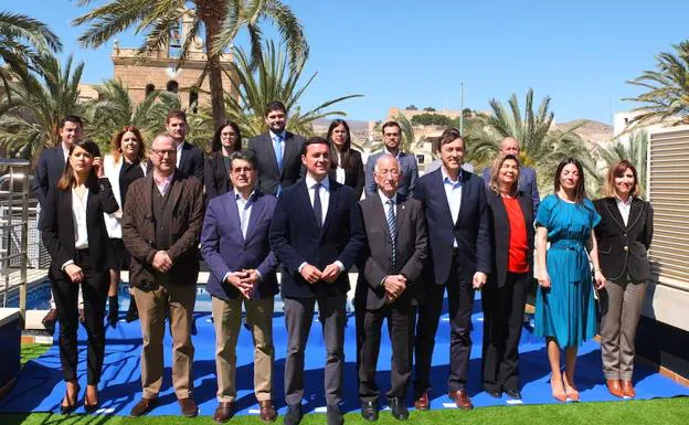 Los candidatos posan junto al presidente del partido en Almería, Gabriel Amat, en la terraza de un hotel en el Casco Histórico de Almería. 