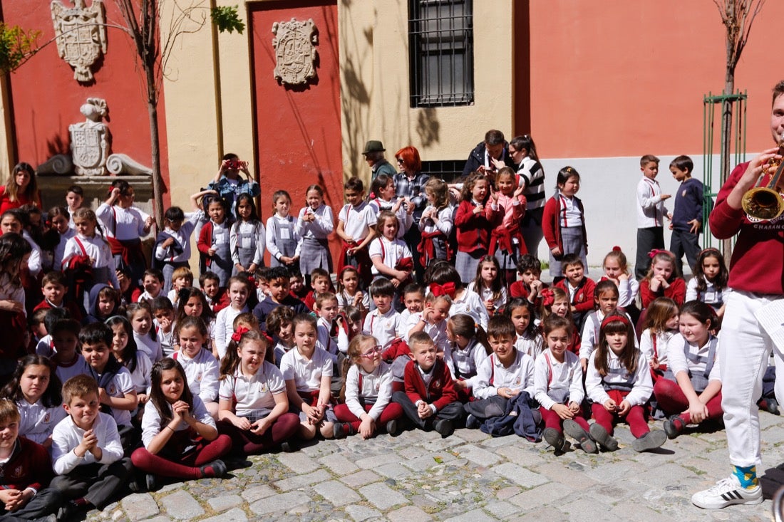 Tras la lectura del manifiesto escrito en esta ocasión por Carlos Cerdá, el grupo de teatro del Instituto Padre Suárez presentó diversas escenas del musical