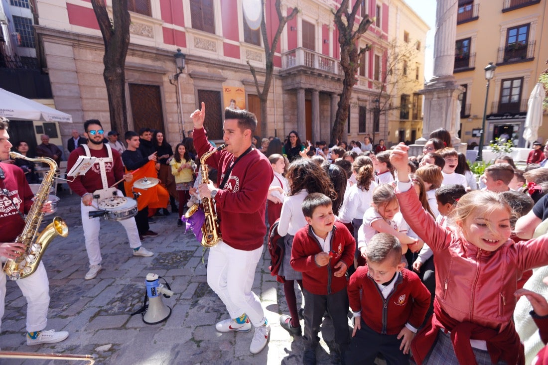 Tras la lectura del manifiesto escrito en esta ocasión por Carlos Cerdá, el grupo de teatro del Instituto Padre Suárez presentó diversas escenas del musical