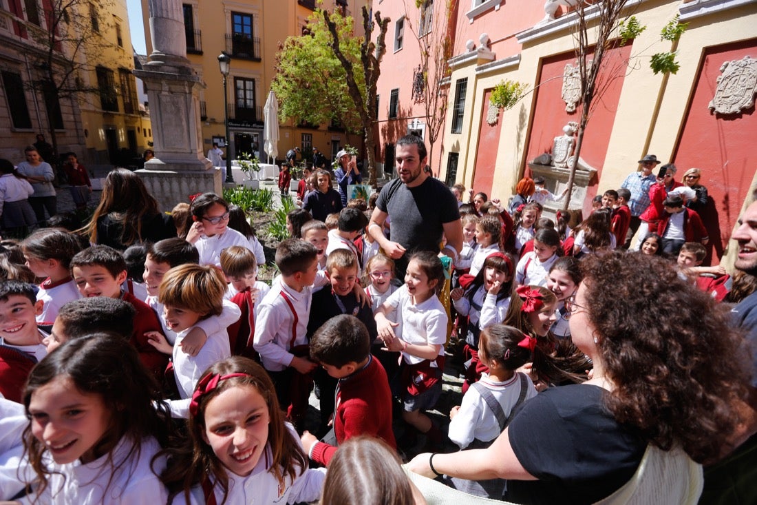 Tras la lectura del manifiesto escrito en esta ocasión por Carlos Cerdá, el grupo de teatro del Instituto Padre Suárez presentó diversas escenas del musical