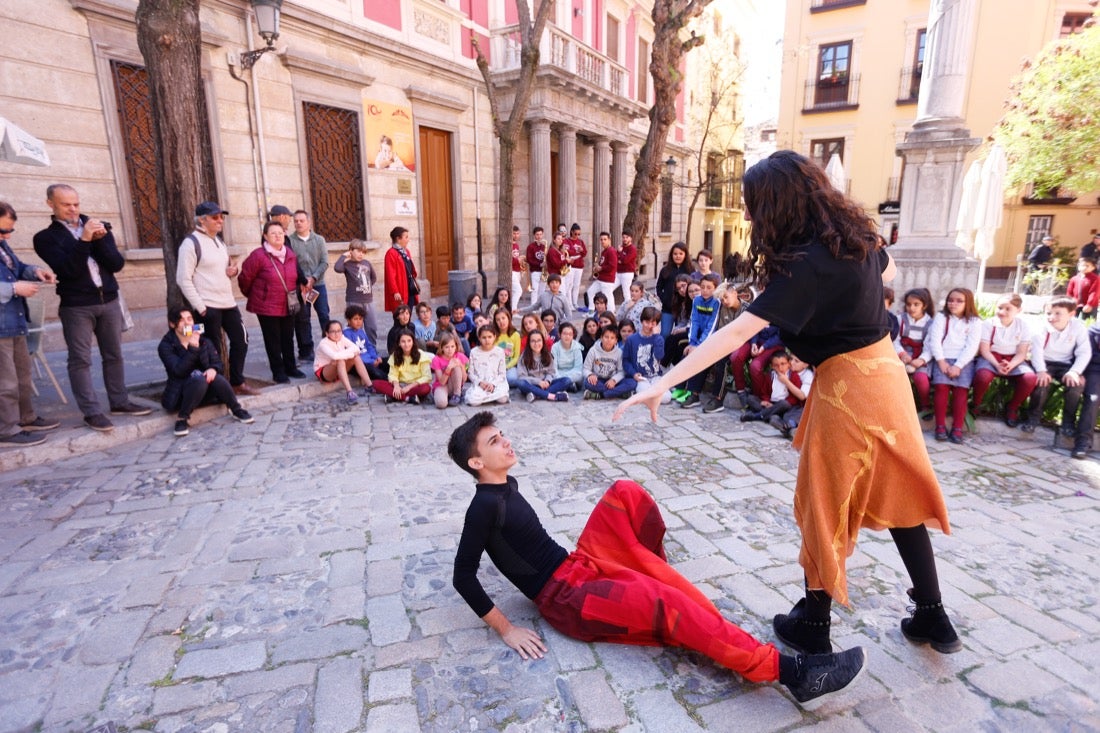 Tras la lectura del manifiesto escrito en esta ocasión por Carlos Cerdá, el grupo de teatro del Instituto Padre Suárez presentó diversas escenas del musical