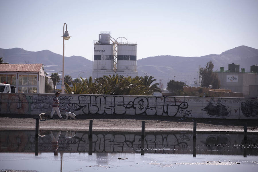 El temporal de levante que ha azotado la Costa granadina ha vuelto a convertir la playa de Poniente de Motril en una gran 'piscina'