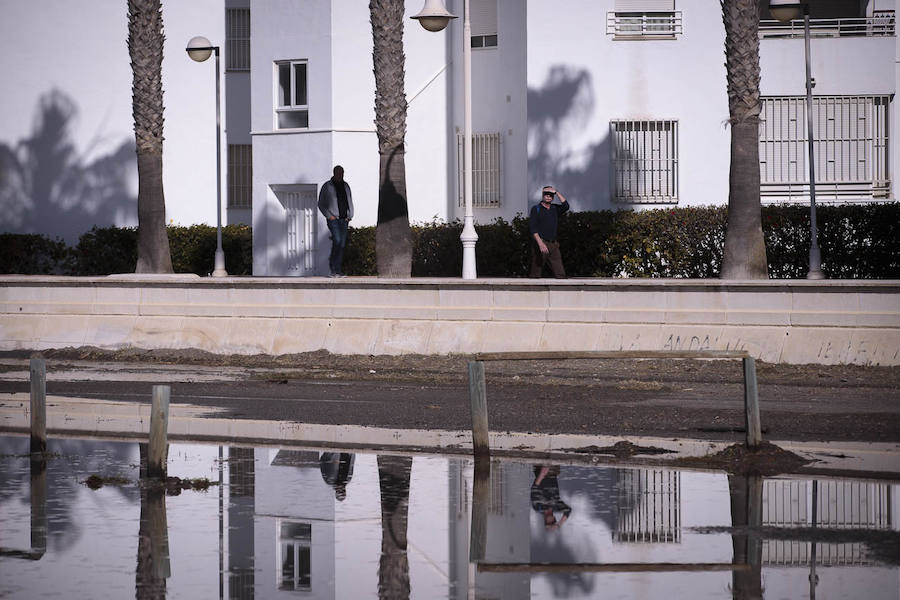 El temporal de levante que ha azotado la Costa granadina ha vuelto a convertir la playa de Poniente de Motril en una gran 'piscina'