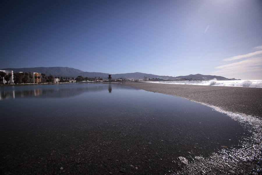 El temporal de levante que ha azotado la Costa granadina ha vuelto a convertir la playa de Poniente de Motril en una gran 'piscina'