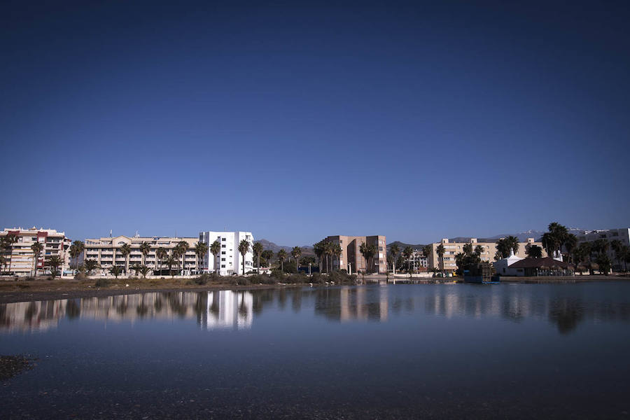 El temporal de levante que ha azotado la Costa granadina ha vuelto a convertir la playa de Poniente de Motril en una gran 'piscina'