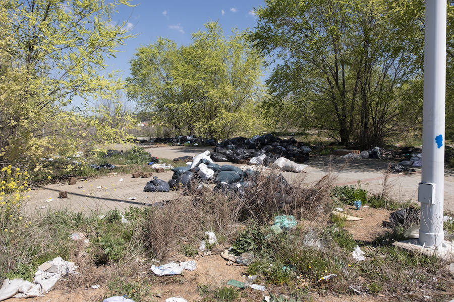 Cientos de bolsas se dispersan por distintos puntos del barrio granadino con restos de las plantaciones de marihuana