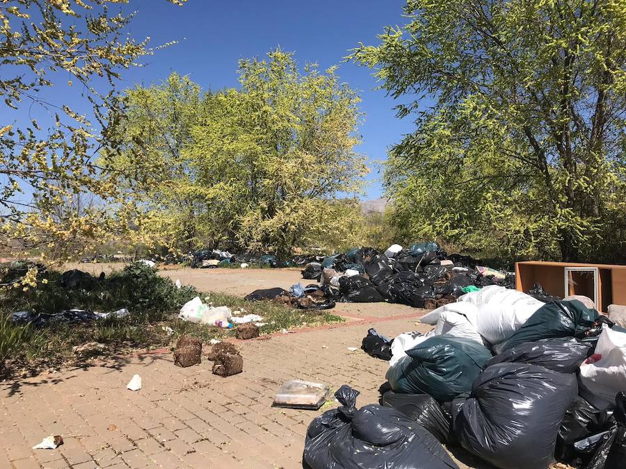 Cientos de bolsas se dispersan por distintos puntos del barrio granadino con restos de las plantaciones de marihuana