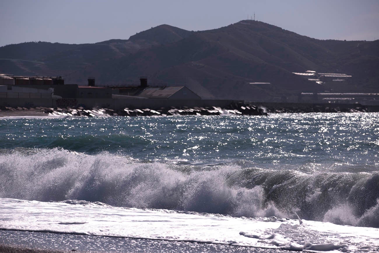 El viento sigue soplando con fuerza y las olas embisten con fuerza en las playas