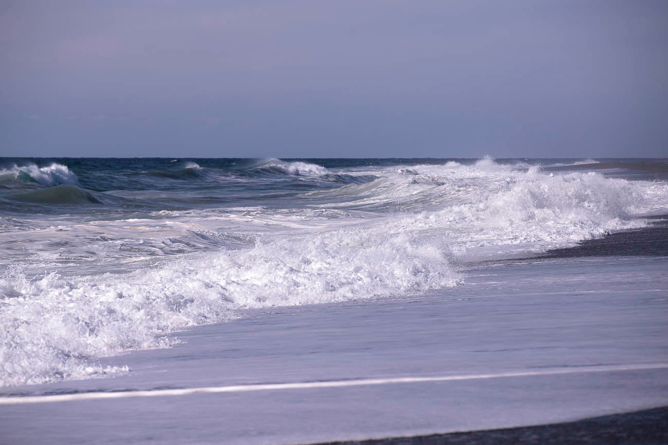 El viento sigue soplando con fuerza y las olas embisten con fuerza en las playas