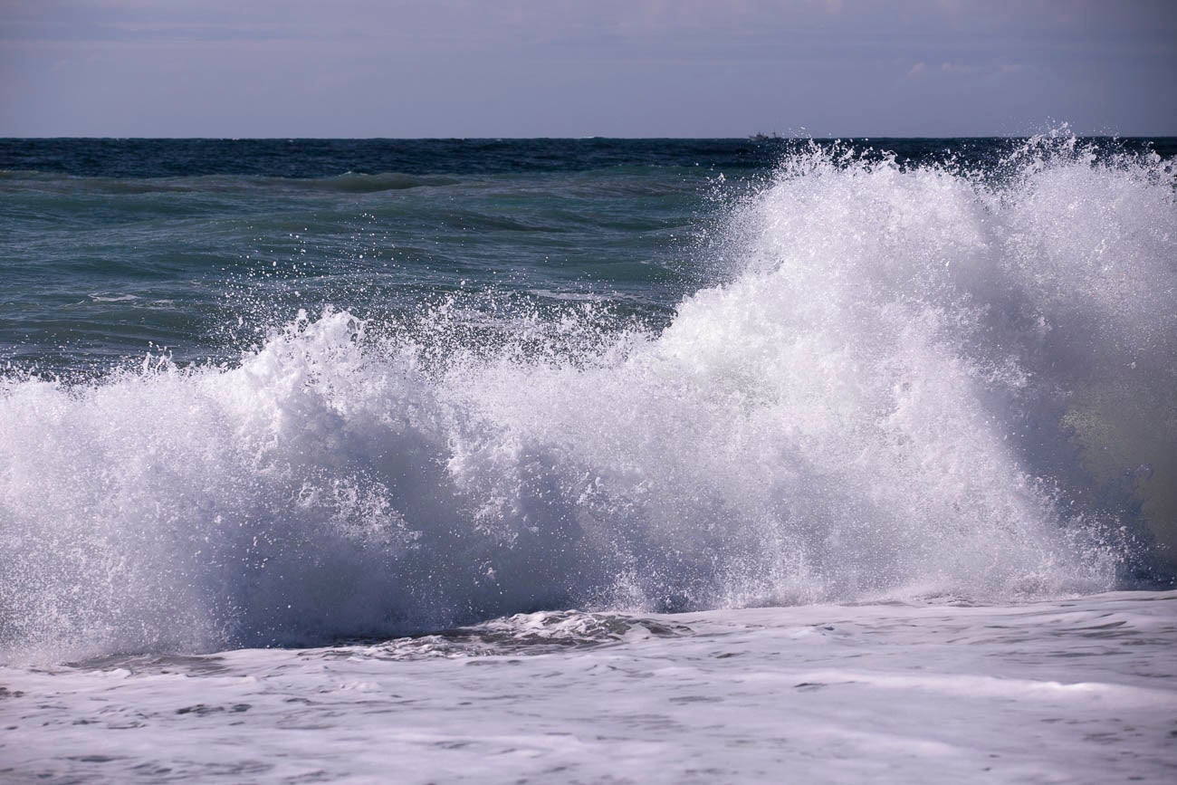 El viento sigue soplando con fuerza y las olas embisten con fuerza en las playas