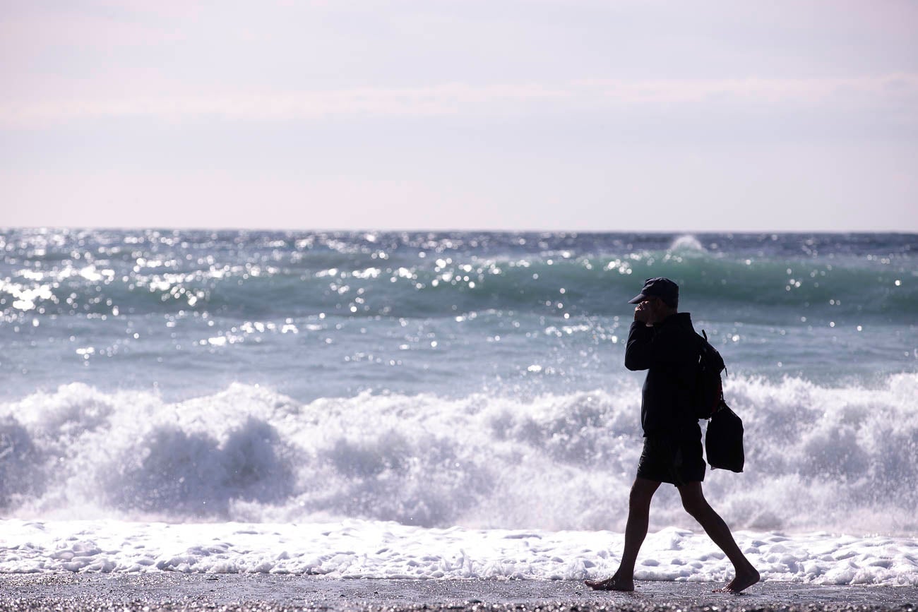 El viento sigue soplando con fuerza y las olas embisten con fuerza en las playas
