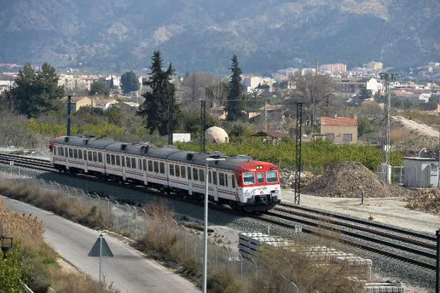 Un tren de Cercanías circula por el Corredor Mediterráneo en las inmediaciones de Murcia.