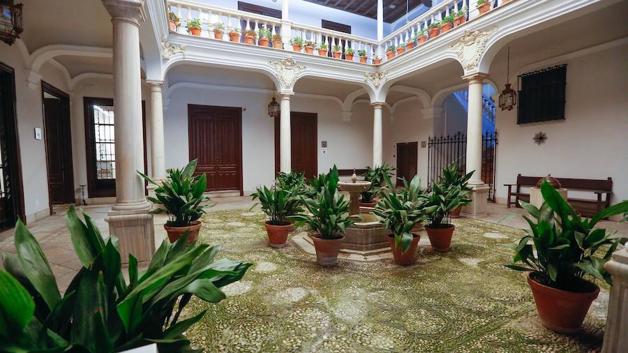 Esta gran vivienda del siglo XVI se levantó sobre los restos de antiguas casas musulmanas medievales. Su patio interior, con arcos de medio punto y columnas de piedra, cuenta con una escalera de gran belleza que une los distintos niveles del edificio.