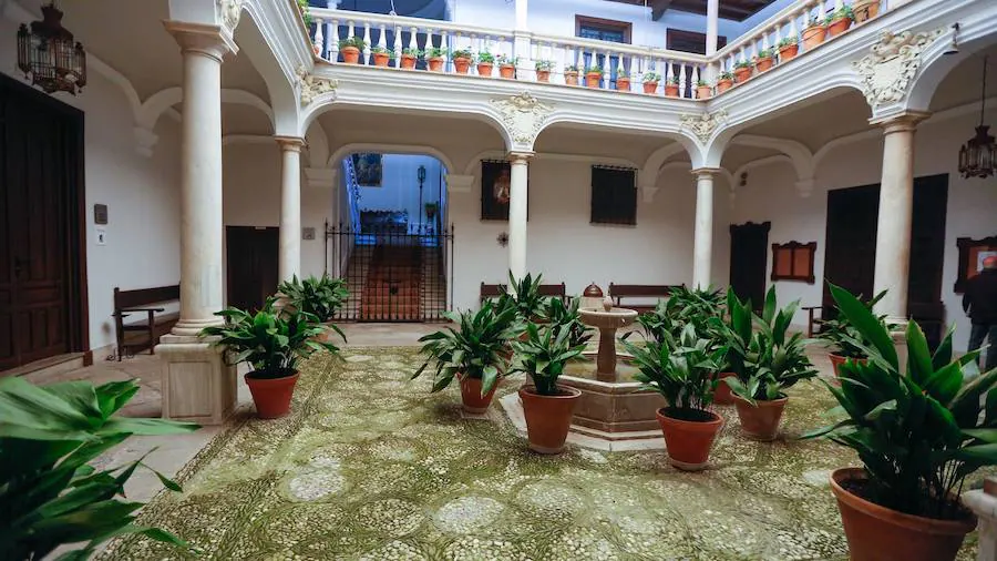 Esta gran vivienda del siglo XVI se levantó sobre los restos de antiguas casas musulmanas medievales. Su patio interior, con arcos de medio punto y columnas de piedra, cuenta con una escalera de gran belleza que une los distintos niveles del edificio.