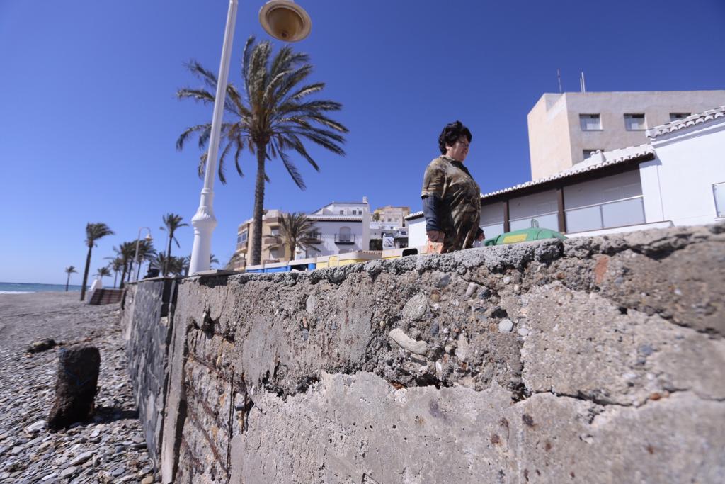 La ya maltrecha escollera de Velilla ha quedado muy dañada y tanto esa zona como Cotobro, Marina del Este y Peña Parda han perdido gran cantidad de arena 