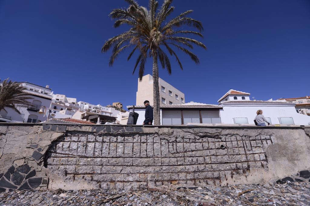 La ya maltrecha escollera de Velilla ha quedado muy dañada y tanto esa zona como Cotobro, Marina del Este y Peña Parda han perdido gran cantidad de arena 