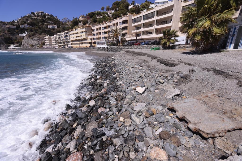 La ya maltrecha escollera de Velilla ha quedado muy dañada y tanto esa zona como Cotobro, Marina del Este y Peña Parda han perdido gran cantidad de arena 