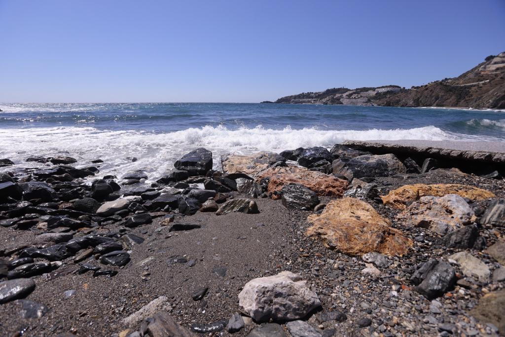 La ya maltrecha escollera de Velilla ha quedado muy dañada y tanto esa zona como Cotobro, Marina del Este y Peña Parda han perdido gran cantidad de arena 